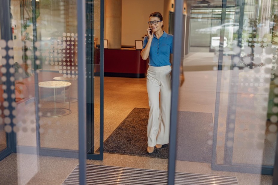Portes coulissantes automatiques modernes installées dans un hall d’entreprise.